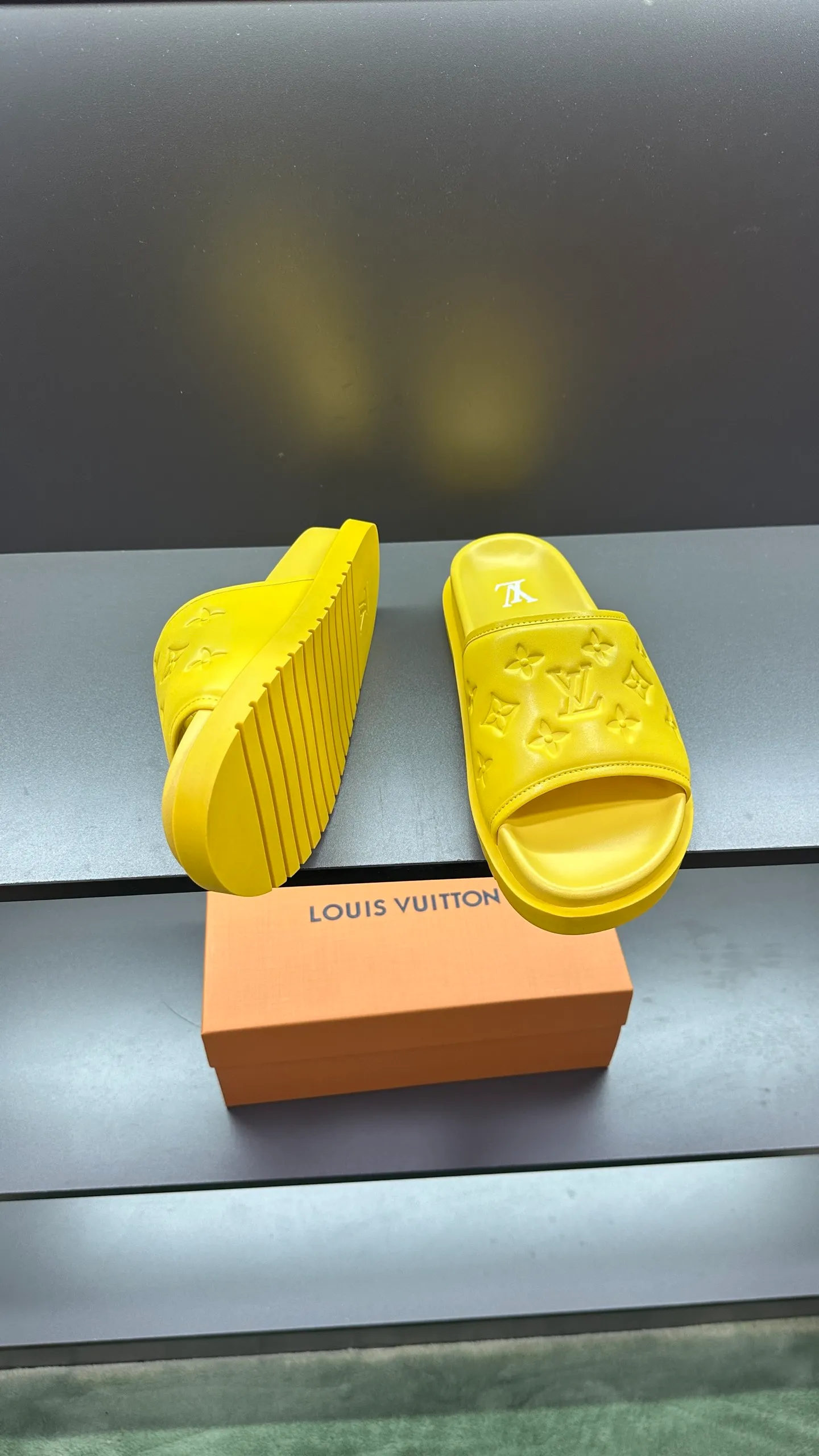 [L Home] P: 300💰Size: 38-45 Top purchasing lv men's summer slippers, classic presbyopia with soft real leather lining, unique color splicing effect, distinctive personality, fashionable and trendy essential style, light and comfortable. Lightweight and tough rubber insole, micro ridged foam outsole, super comfortable!
